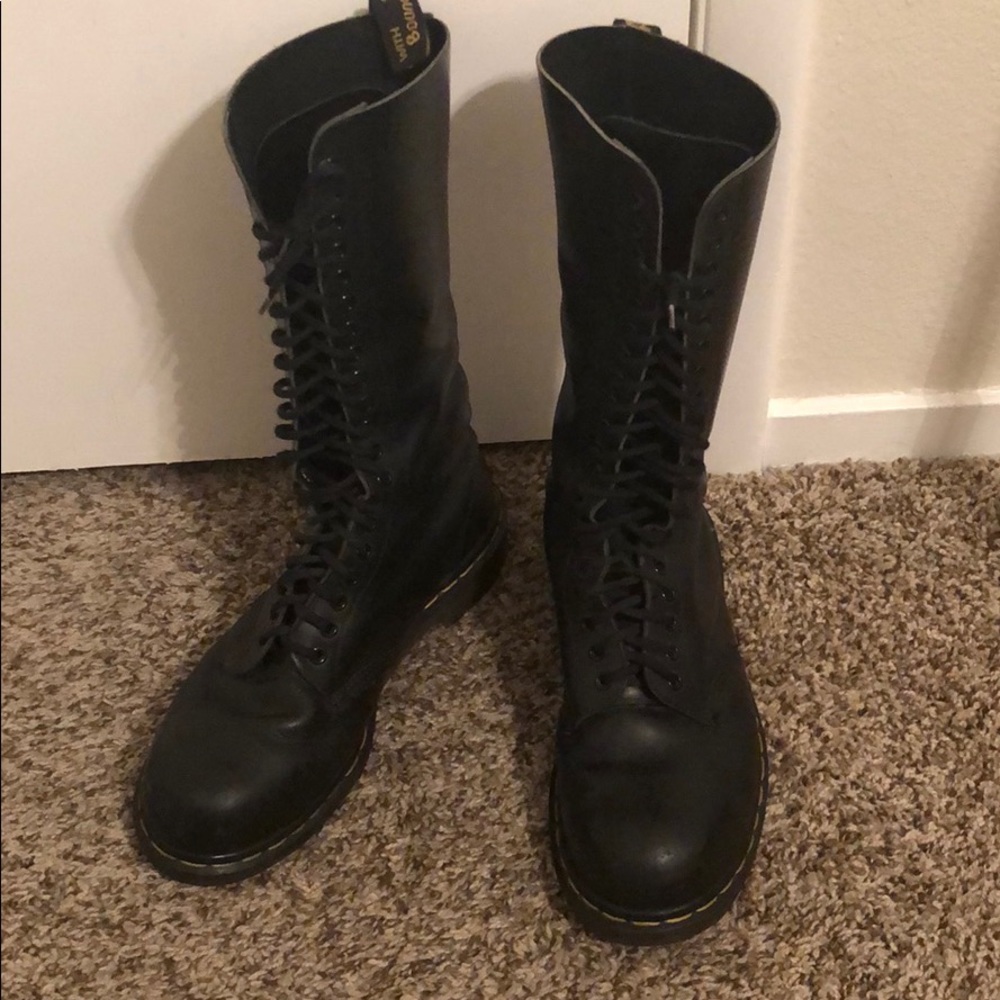 20 Eye Dr. Martens- Black steel toe boots!